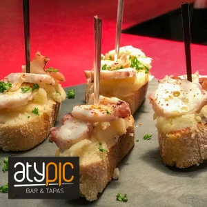 Tapas espagnoles sur ardoise à l'Atypic Bar