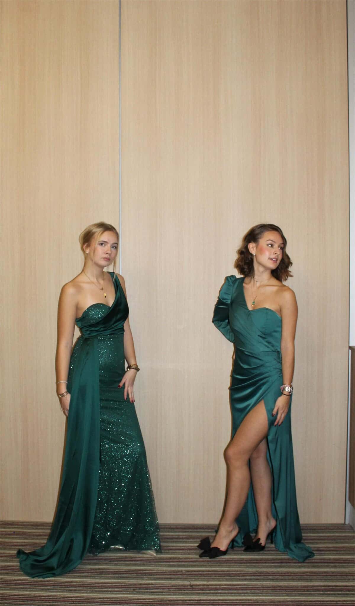 Robe longue verte manches asymétriques ch8957