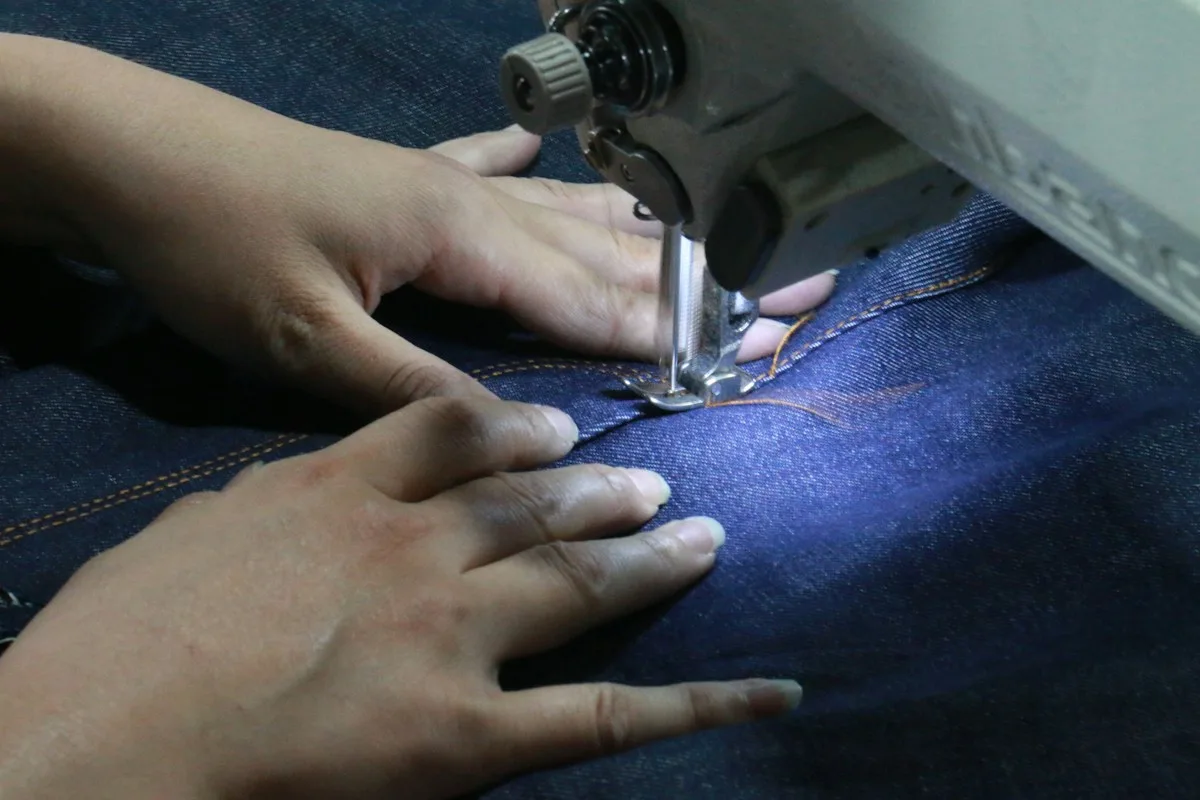 Ourlet de pantalon : jean cousu à la machine à coudre